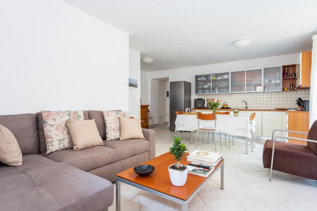 Spacious 3-Bedroom Apartment With Courtyard In Tempio Pausania - Perfect For Families Экстерьер фото